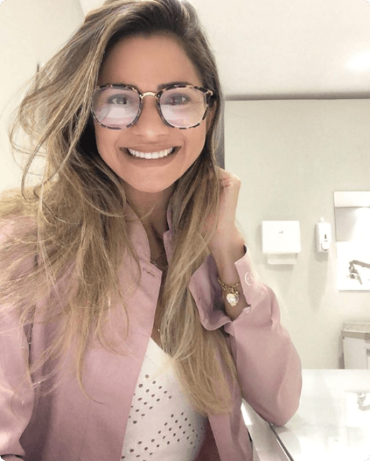 Foto da Diana Araújo de óculos, olhando para a câmera e sorrindo